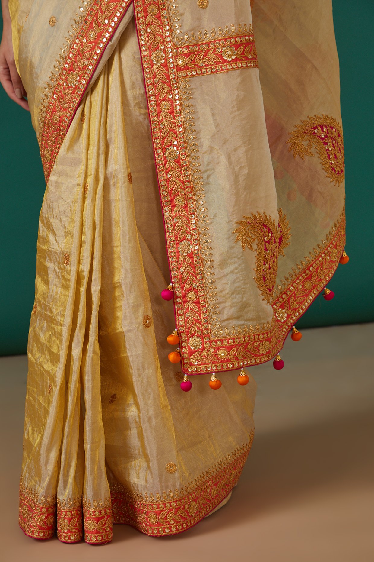 Golden Tissue Silk Banarasi Handwoven Saree Set Design by Priyanka Jha at  Pernia's Pop Up Shop 2024